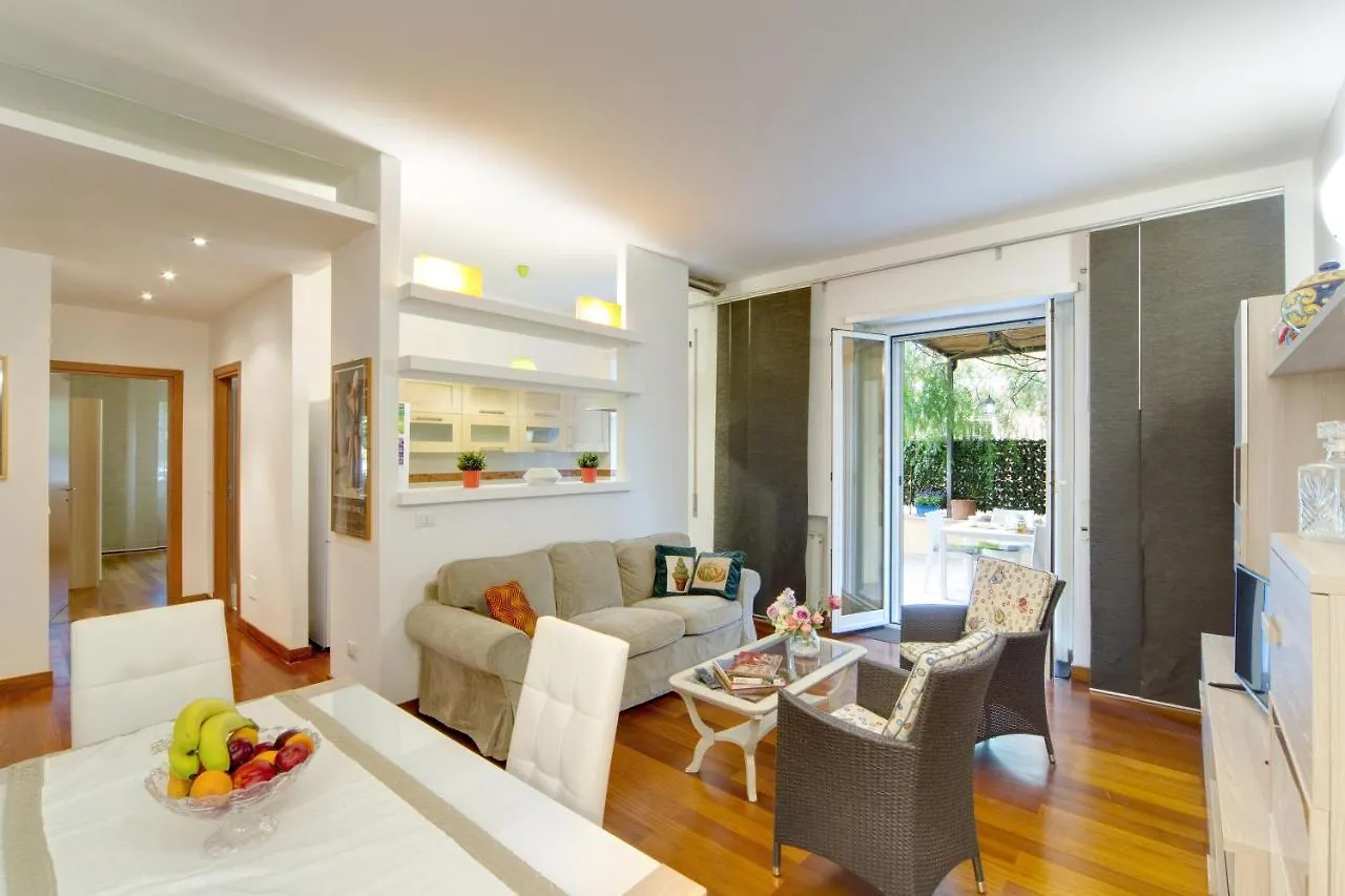 Viale Tirreno - Appartamento Con Patio Rome Apartment